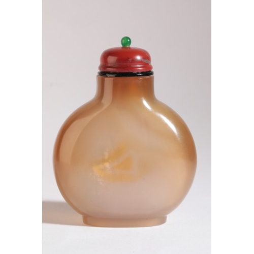 51 - A CHINESE AGATE SNUFF BOTTLE

19th century, carved to the front with a horse tethered to a post set ... 