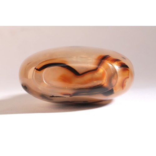 58 - A CHINESE AGATE SNUFF BOTTLE

18th/19th century, the pale brown body with black inclusions to the fr... 