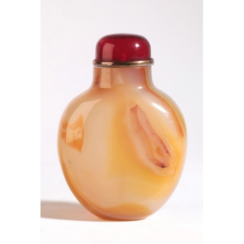 75 - A CHINESE 'SILHOUETTE' AGATE SNUFF BOTTLE

19th century, of globular form with high shoulders, a fig... 