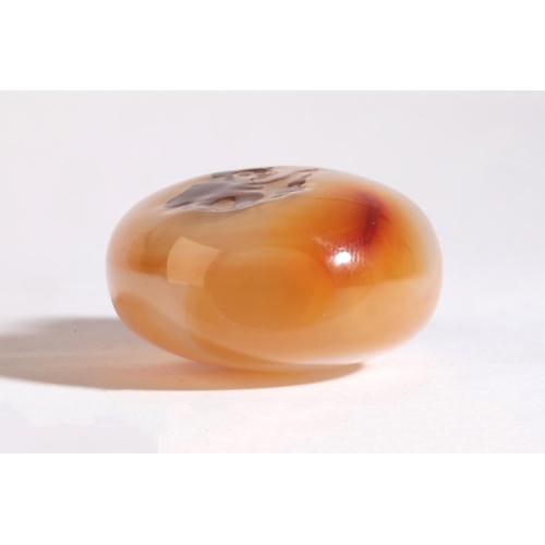 75 - A CHINESE 'SILHOUETTE' AGATE SNUFF BOTTLE

19th century, of globular form with high shoulders, a fig... 