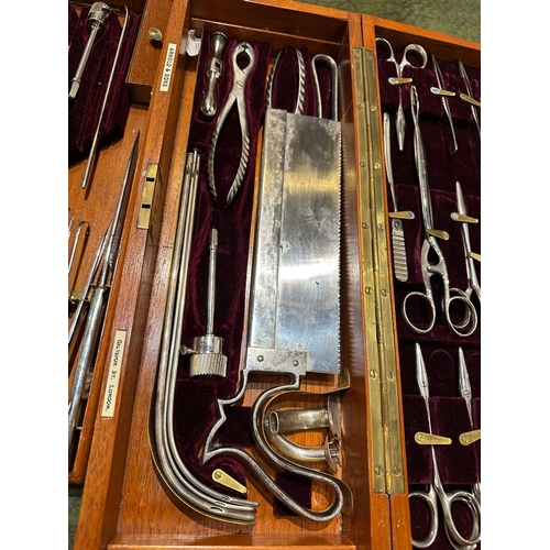 324 - A WWI FIELD SURGEONS OPERATING KIT BY ARNOLD & SON

Giltspur Street, London, dated 1916, retaining t... 