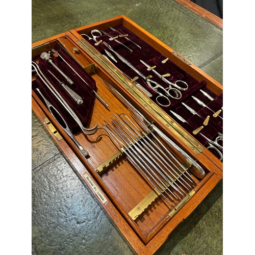 324 - A WWI FIELD SURGEONS OPERATING KIT BY ARNOLD & SON

Giltspur Street, London, dated 1916, retaining t... 