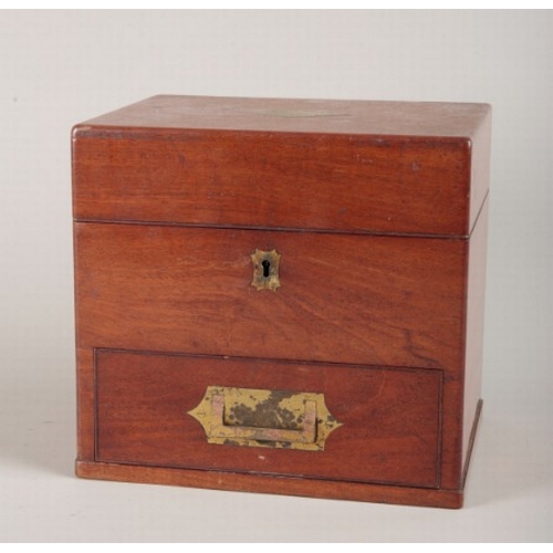 18 - A MAHOGANY DOMESTIC MEDICINE CHEST OR APOTHECARY CHEST

19th century, with a hinged lid, opening to ... 