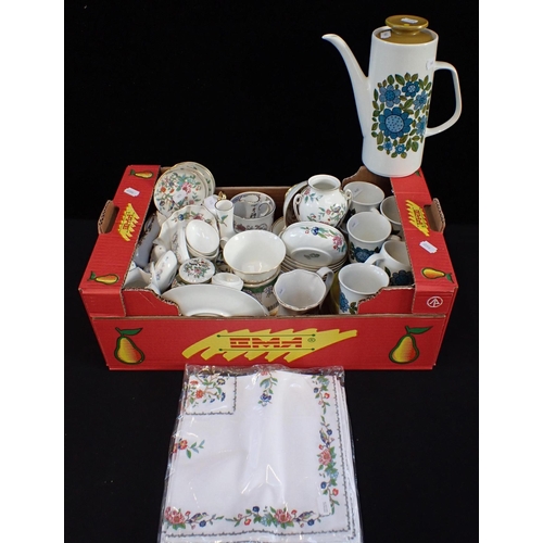 16 - A COLLECTION OF AYNSLEY CERAMICS

with napkins, a Meakin coffee set and other ceramics