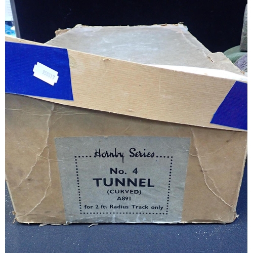 179 - HORNBY 0 & 00 GAUGE TUNNELS

including a No.4 curved tunnel in box