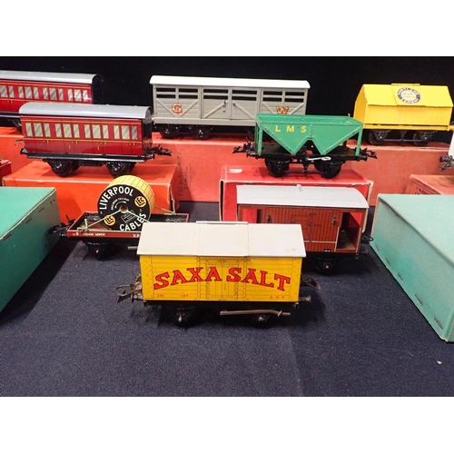 186 - A COLLECTION OF BOXED HORNBY o GAUGE GOODS AND PASSENGER WAGONS

including Saxa salt, cement, cattle... 