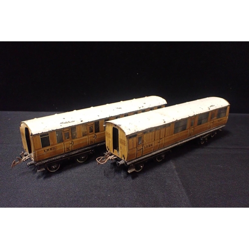 189 - HORNBY 0 GAUGE LNER TEAK FINISH COACHES

two, both play worn