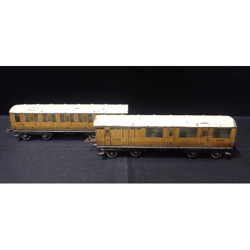 189 - HORNBY 0 GAUGE LNER TEAK FINISH COACHES

two, both play worn