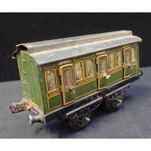 197 - HORNBY 0 GAUGE SOUTHERN RAILWAY 4 WHEEL CLERESTORY COACH

playworn but original