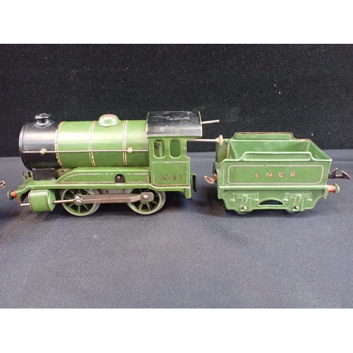 198 - HORNBY 0 GAUGE LOCOMOTIVE AND TENDER

LNER liver, with a similar locomotive and tender in BR black l... 