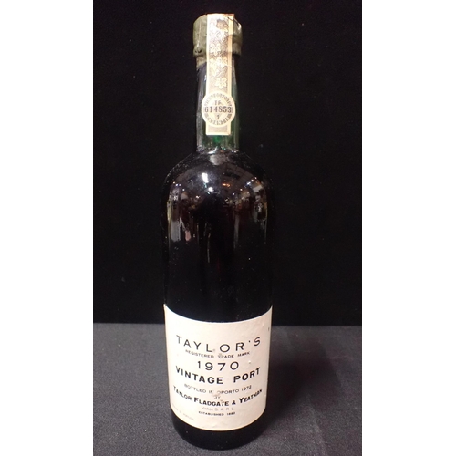 250 - A BOTTLE OF TAYLOR'S 1970 VINTAGE PORT

bottled in Oporto, 1972 by Taylor, Fladgate and Yeatman (sea... 