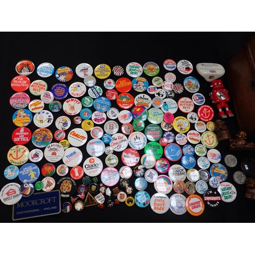 257 - A QUANTITY OF COLLECTIBLE TIN BADGES/PINS

and a few other items, contained in a dome-top box