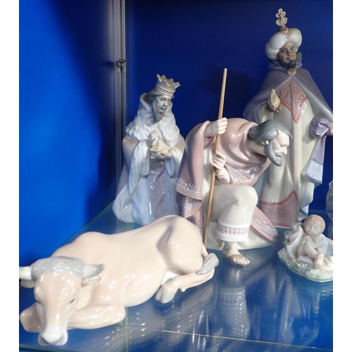 319 - A LLADRO NATIVITY GROUP

05477 Virgin Mary, 05478 Baby Jesus, 04576 St Joseph, 05481 Balthasar, 0547... 