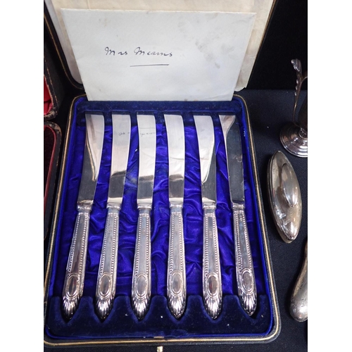 372 - A COLLECTION OF SMALL SILVER

including a modern spoon by Ronald Cordon, London 1986, a miniature Ar... 