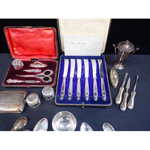 372 - A COLLECTION OF SMALL SILVER

including a modern spoon by Ronald Cordon, London 1986, a miniature Ar... 