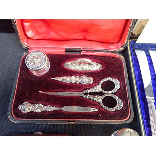 372 - A COLLECTION OF SMALL SILVER

including a modern spoon by Ronald Cordon, London 1986, a miniature Ar... 