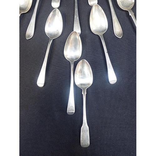 386 - A QUANTITY OF GEORGIAN AND LATER SILVER SPOONS