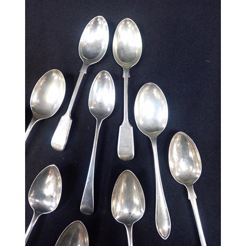 386 - A QUANTITY OF GEORGIAN AND LATER SILVER SPOONS