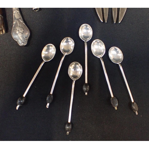 402 - A QUANTITY OF SILVER AND WHITE METAL WARE

including hairbrushes, a cigar cutter/match holder, a par... 