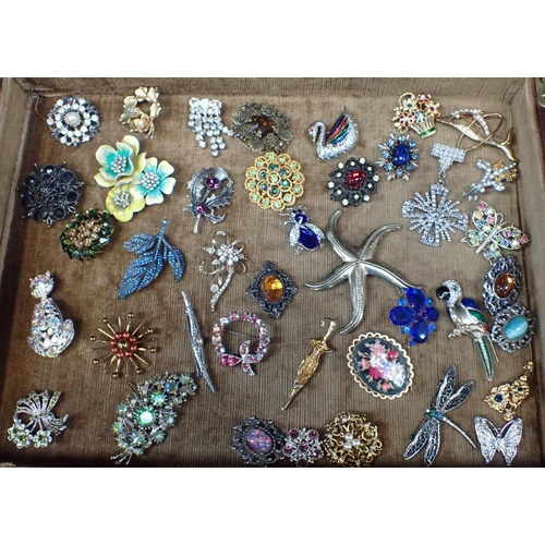 407 - A COLLECTION OF BROOCHES, CASED