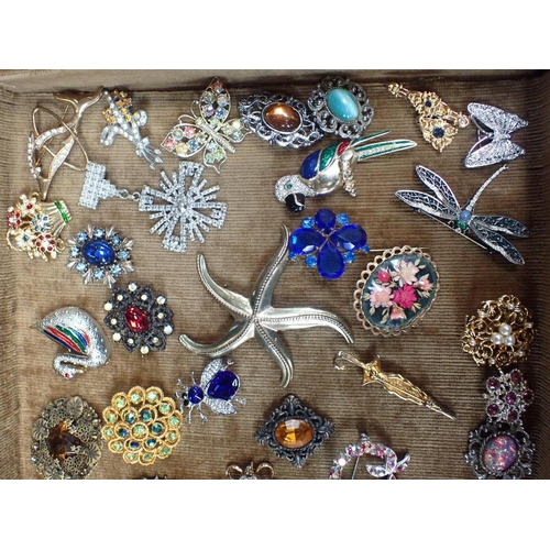 407 - A COLLECTION OF BROOCHES, CASED