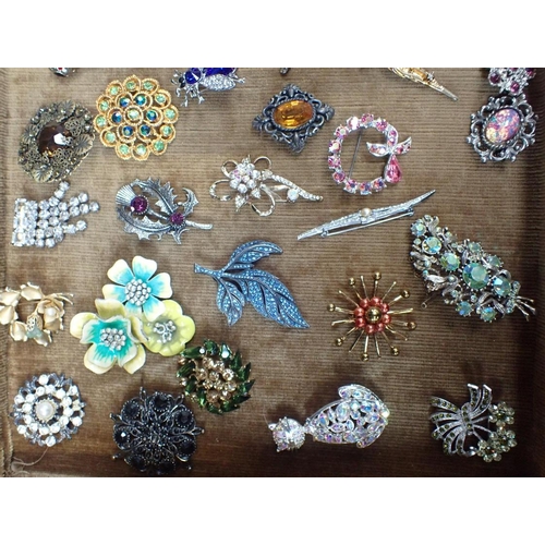 407 - A COLLECTION OF BROOCHES, CASED