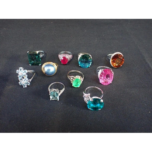 423 - A COLLECTION OF COSTUME RINGS

(10)