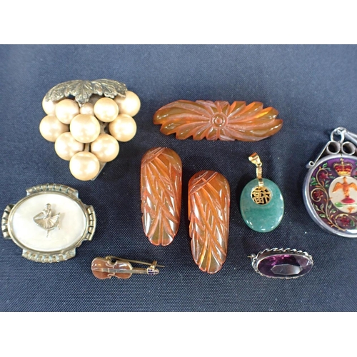 427 - A COLLECTION OF COSTUME JEWELLERY

including grapes, earrings, three brooches; quartz pendant and a ... 