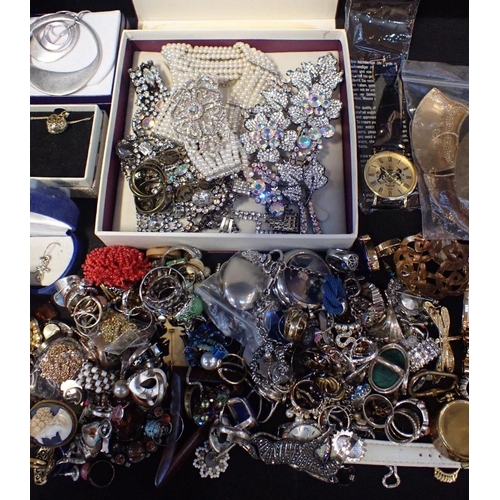 431 - A QUANTITY OF COSTUME JEWELLERY

mostly rings, some silver