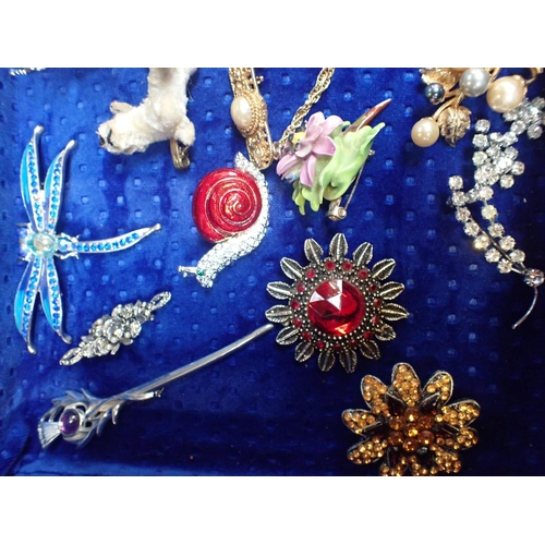 445 - A COLLECTION OF BROOCHES, CASED