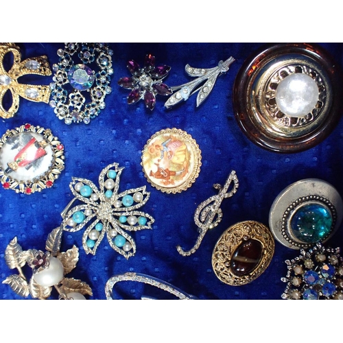 445 - A COLLECTION OF BROOCHES, CASED