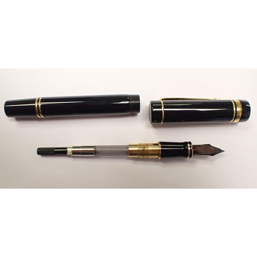 456 - A PARKER DUOFOLD INTERNATIONAL FOUNTAIN PEN

black body with gilt rings and 18k gold 750 marked two-... 