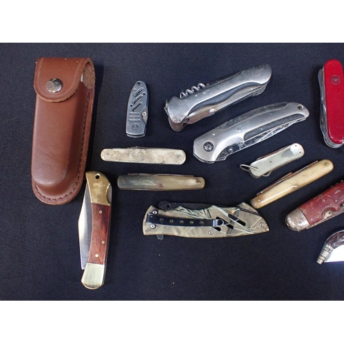 458 - A COLLECTION OF PENKNIVES

including a Gaucho style knife, a Winchester knife and others