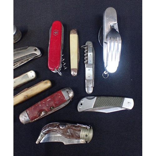 458 - A COLLECTION OF PENKNIVES

including a Gaucho style knife, a Winchester knife and others