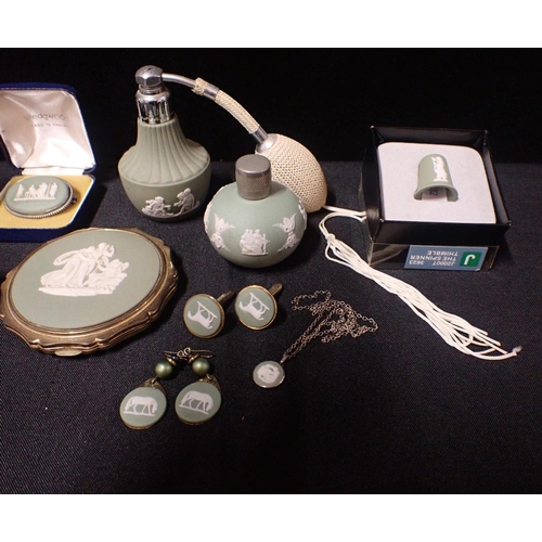 461 - A COLLECTION OF WEDGWOOD GREEN JASPER JEWELLERY

and related wares