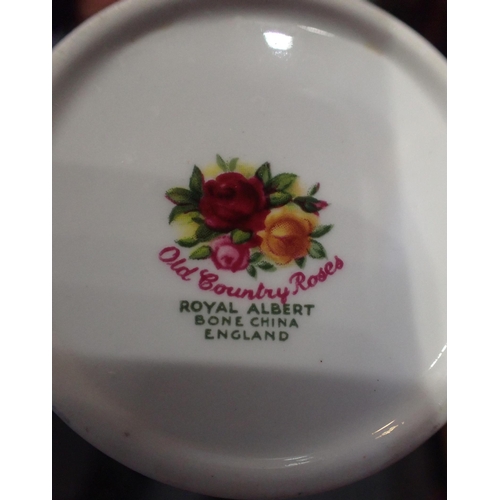 47 - A COLLECTION OF ROYAL ALBERT 'OLD COUNTRY ROSES'

tea and coffee wares, with comport and serving war... 