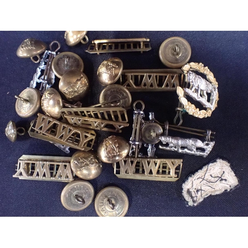 534 - A COLLECTION OF MILITARY BADGES AND BUTTONS

including Warwickshire Yeomanry 'torpedo' buttons, and ... 