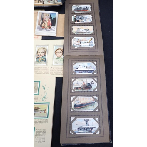 550 - A QUANTITY OF EARLY 20TH CENTURY CIGARETTE CARDS

some loose, some contained in two albums, includin... 