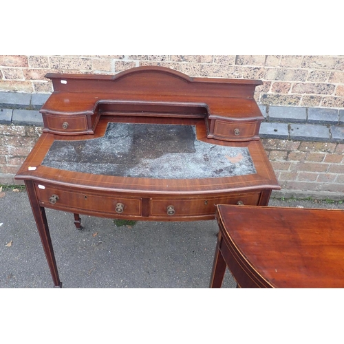 776 - AN EDWRDIAN MAHOGANY BOWFRONT DESK

on tapering legs, with an arrangement of four drawers, and inset... 