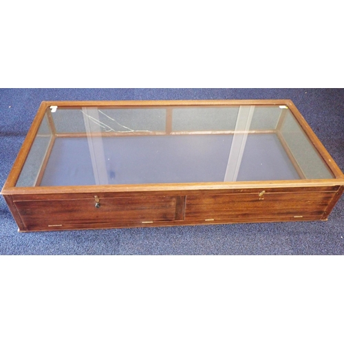 785 - A MAHOGANY FRAMED COUNTER TOP DISPLAY CASE

17cm high x 95cm x 47cm, accessed through two hinged bac... 