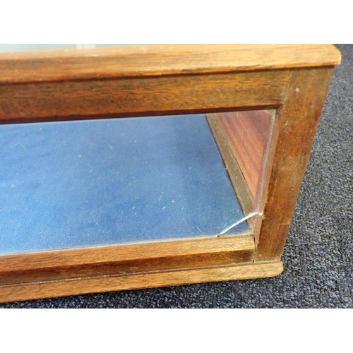 785 - A MAHOGANY FRAMED COUNTER TOP DISPLAY CASE

17cm high x 95cm x 47cm, accessed through two hinged bac... 