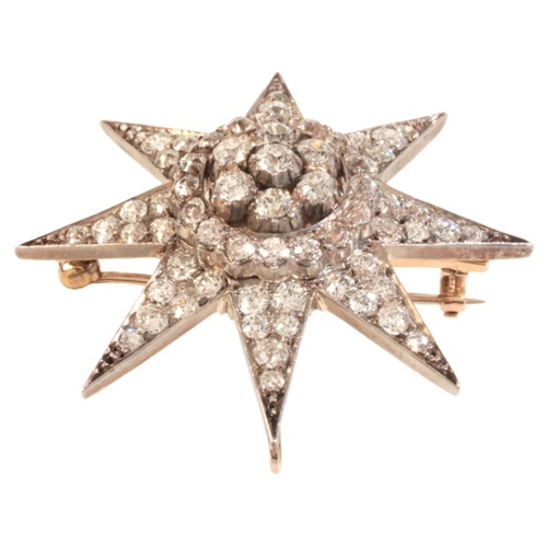 201 - AN ANTIQUE DIAMOND STAR BROOCH / PENDANT

in silver on gold, set with a central cluster of old cut d... 