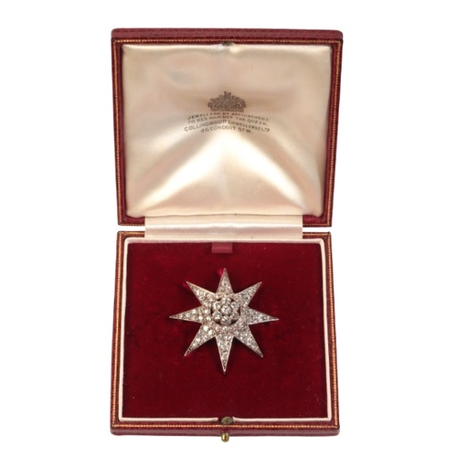 201 - AN ANTIQUE DIAMOND STAR BROOCH / PENDANT

in silver on gold, set with a central cluster of old cut d... 