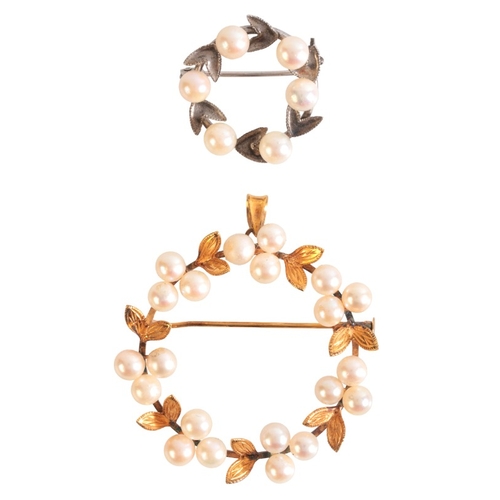 236 - A PEARL WREATH BROOCH / PENDANT

in 14ct gold, set with trefoils of cultured pearls, alternating wit... 