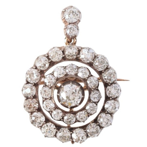 300 - AN ANTIQUE VICTORIAN DIAMOND CLUSTER PENDANT / BROOCH

in silver on gold, in a concentric design, se... 