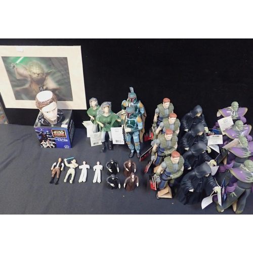 190 - A COLLECTION OF STAR WARS FIGURES

two sizes, many with original labels, with a boxed star wars figu... 