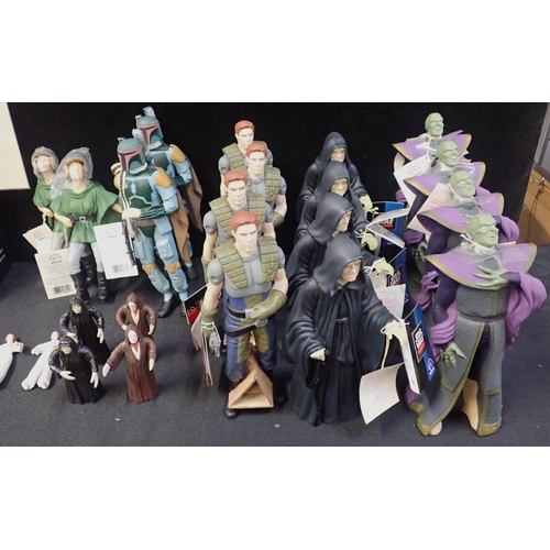 190 - A COLLECTION OF STAR WARS FIGURES

two sizes, many with original labels, with a boxed star wars figu... 