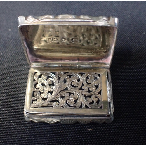 271 - AN ENGRAVED SILVER VINAIGRETTE, FREDERICK MASON

Birmingham 1863, with engraved grille (grille hinge... 