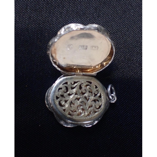 274 - A SILVER AND HARDSTONE VINAIGRETTE, JAMES FENTON

Birmingham 1858, of lobed oval form with inlaid ha... 