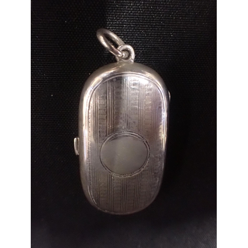 290 - AN EDWARD VII SILVER VESTA CASE

by Colen Hewer Cheshire, Chester 1909, engraved with leaf scrolls, ... 